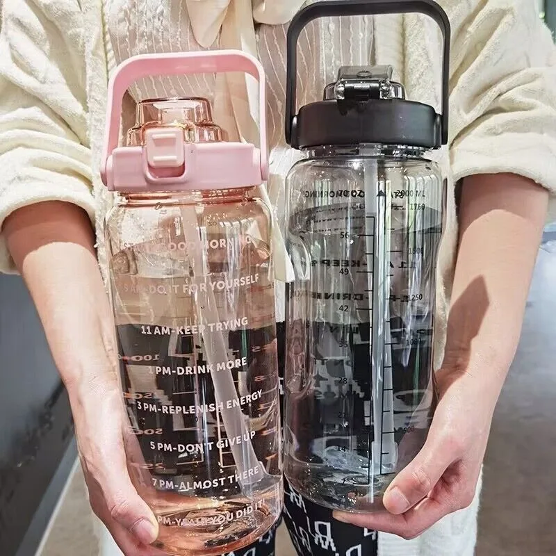 Sports Equipment Types - 2000 ミリリットルスポーツドリンクボトルタイムマーカー付き男性女性ウォーターボトルストロー付き大容量屋外カップフィットネス箸置き
