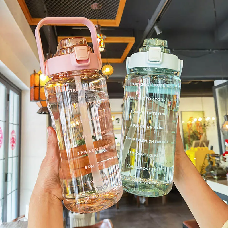 ストロー付き2リットルポータブルスポーツウォーターボトル、大 - Sports Equipment Types のレビューと価格